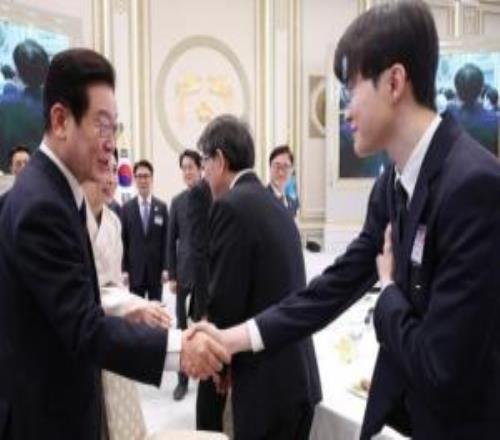 时隔30天!李哥终于得闲上号了!Faker昨日登上韩服账号连玩四把才下线!