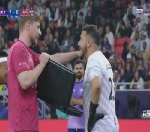 “钞能力”！全球第一网红慈善足球赛贿赂门将用一万美元现金买进球