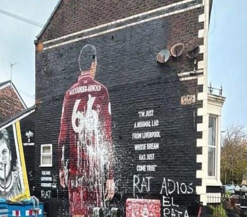 战皇马赛前阿诺德壁画被破坏，旁边写着“老鼠”和“再见”