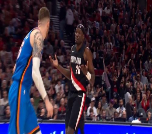 里斯表示最后时刻的三分球是一次偶然的运气投篮队友和教练都对我充满信任所以我才能自信出手_nba赛程