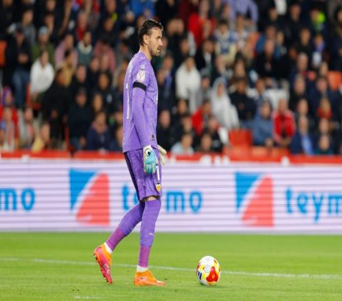 瓦伦西亚门将表示队友因合同条款获得比赛机会，导致更衣室不满_西甲直播