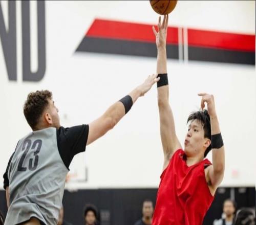 媒体人别硬套标杆了！杨瀚森需要做自己，而不是不切实际模仿他人