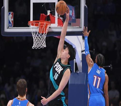 徐静雨：杨瀚森梦幻脚步打到哈腾无奈又无助，开拓者别再埋没人才