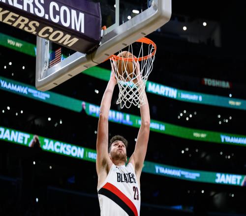 克林根的奋斗精神值得点赞每场平均4.7个前场篮板为球队增添助力_nba赛程