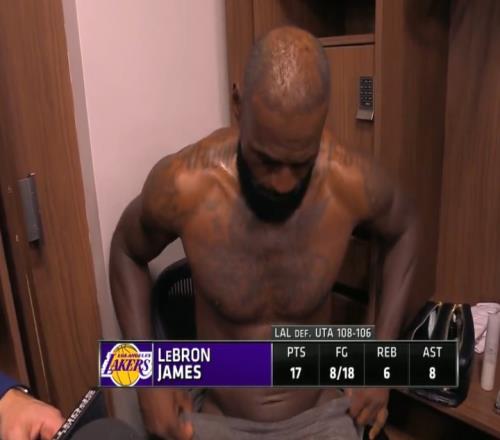 詹姆斯采访时仅用毛巾遮掩隐私网友呼吁让他穿内裤_jrs直播