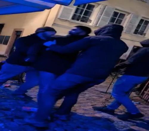 水晶宫球迷赛前在斯特拉斯堡上演壮观街头大戏_英超直播