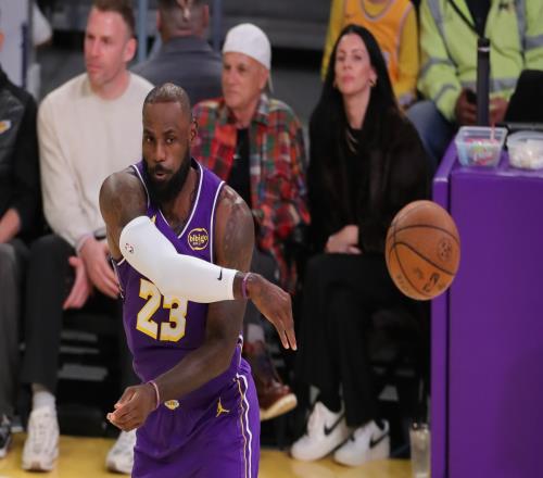 老詹复出后深度无球化转型效果超乎预期常青树适应能力被低估_nba直播免费观看直播在线