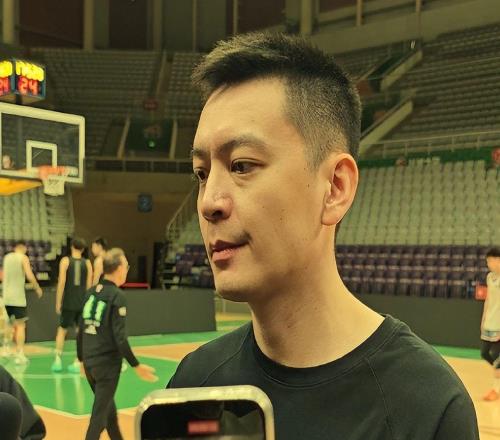 杨鸣透露分两步走：先把冲击季后赛当作首要目标来抓，再做打算