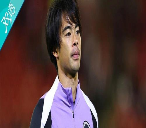 日本球员持“日本最后兵”照片合影，英超球队致歉