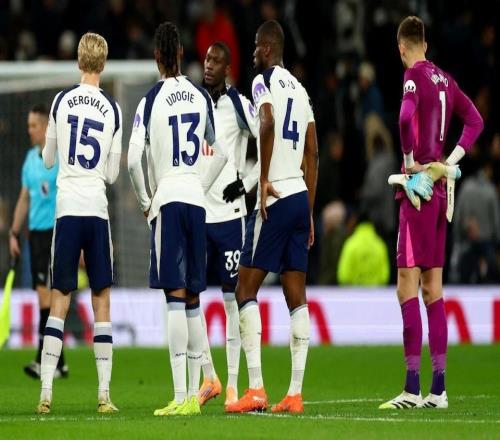 电讯报：热刺球员开会讨论与球迷的隔阂，认为问题不容忽视