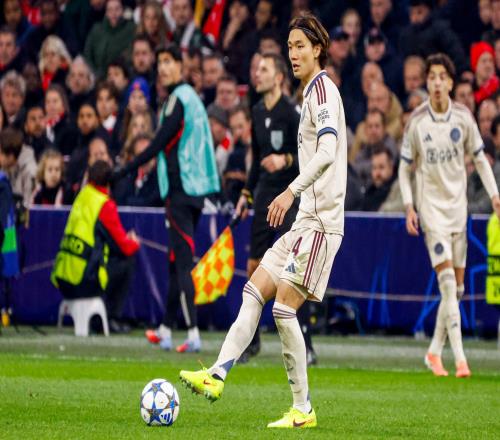 贾府后卫板仓滉谈欧冠连败：比赛前一天被通知踢后腰感到震惊_德甲直播