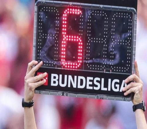 官方：德甲、德乙球场内的记分牌和屏幕将显示实际补时时间