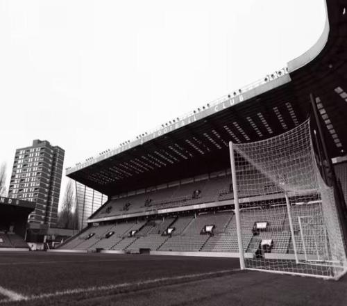 查尔顿官方：一名主队球迷在看台突发疾病去世，比赛已取消