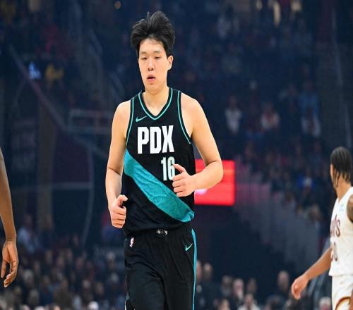 杨瀚森4分被打爆塞翁失马，主帅斯普利特用心良苦，球迷看懂了