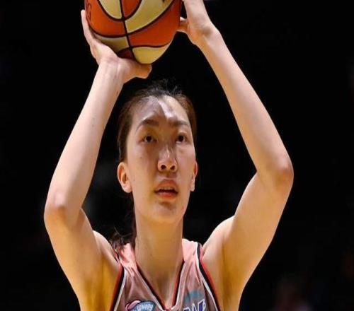 28分13板4盖帽！李月汝感觉到压力了吗女篮第一中锋之争真激烈