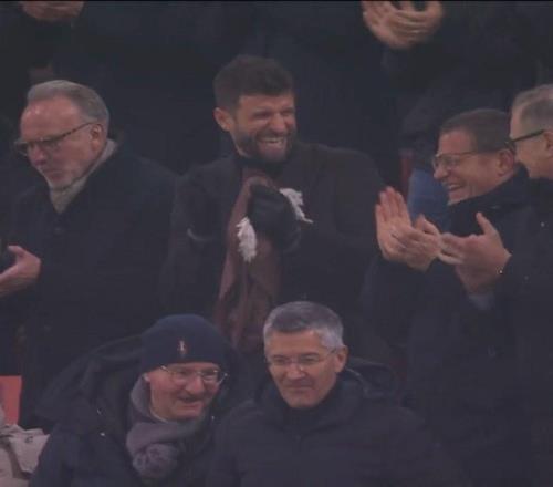 身份升级穆勒与埃贝尔同坐看台，欢笑庆祝卡尔进球