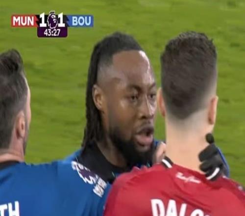 塞门约锁喉达洛特没被罚下，曼联球迷：要是卡塞米罗肯定染红