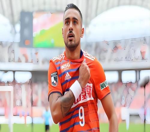 李新翔生日当天离开上港，直接回到老东家亮相发声，受到球迷追捧