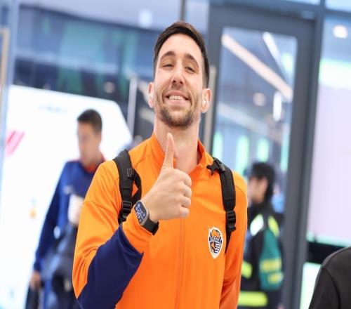 李霄鹏真要崩溃了！青岛海牛两大外援刚离队，王牌后卫又被挖走了