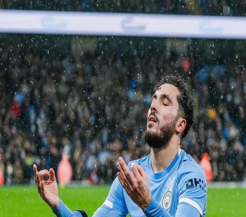 队友替补席见证，谢尔基进球后模仿哈兰德打坐庆祝