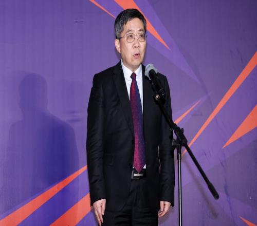 U22国足集训时，足协副主席许基仁亲临现场为球队加油打气_中超直播