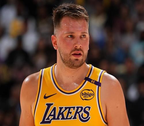 狂轰45分11板14助5断！东契奇刷爆NBA纪录，老詹迎来神级里程碑