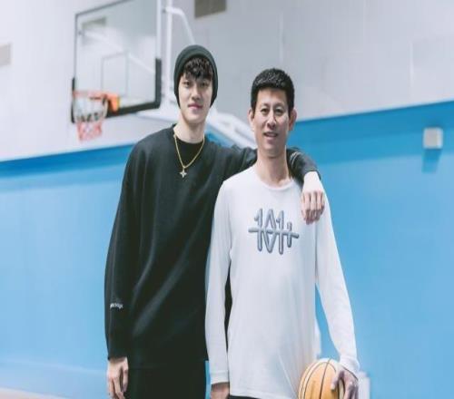 曾凡博官宣续约回归首钢CBA最豪华本土阵容出炉