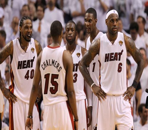 前NBA球员：25年雷霆能击败13年三巨头热火，他们能限制詹韦