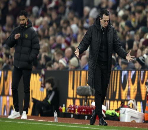 54岁埃梅里激动脱衣怒吼！率队10连胜震撼英超终结对曼联6场不胜