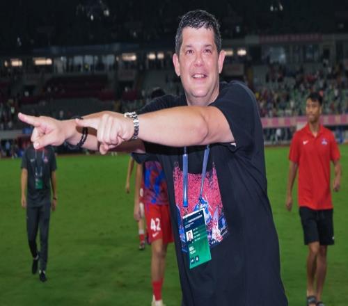 前国足主帅李霄鹏下课！球队宁可让降级队前主帅带队，也不要他