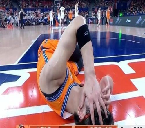 痛击队友！张镇麟飞身上篮时一肘将队友王哲林击倒