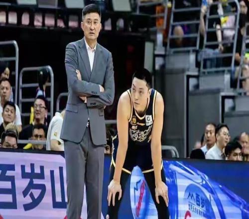 CBA最新排名更新，广东队五连胜第一却收坏消息，顶级教练下课