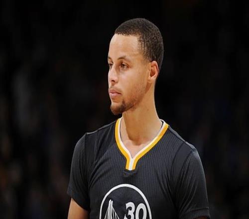 库里1048场常规赛拿到26000分，后卫中仅次于乔丹、大O和科比