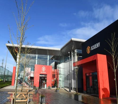 49岁的前曼联青训球员弗拉什已成为大学讲师，他曾与小贝同屋