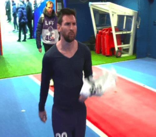 梅西遭巴黎球迷狂嘘赛后未谢场冷脸离开真要走了?