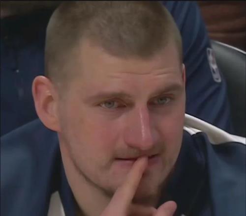 确认了！膝盖伸展！NBA第一超巨受伤倒下