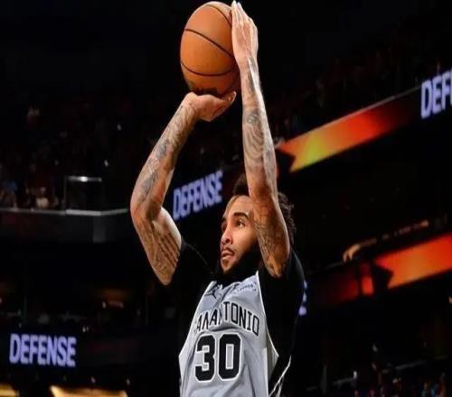 幸好没交易，马刺锋线一战创造3纪录，年薪300万或挤走首发巴恩斯