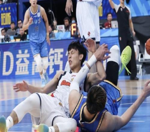 杜锋：徐杰软组织挫伤还需观察，奎因大腿拉伤还需一周恢复