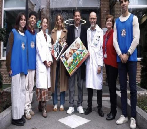 世体：西蒙尼及其伴侣前往马德里的一家医院看望住院的儿童