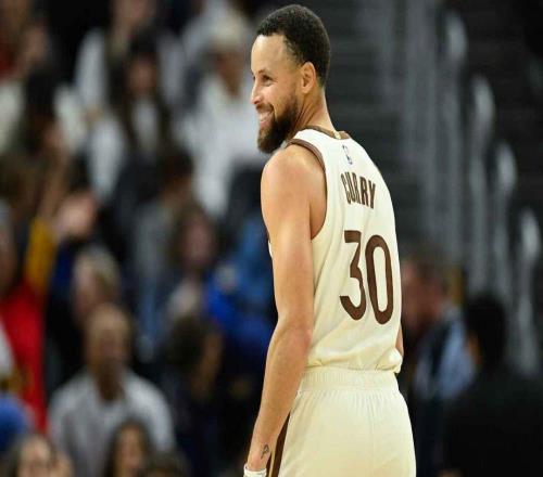 库里因左脚踝扭伤被列入伤病名单，将缺席勇士队与雷霆队的比赛