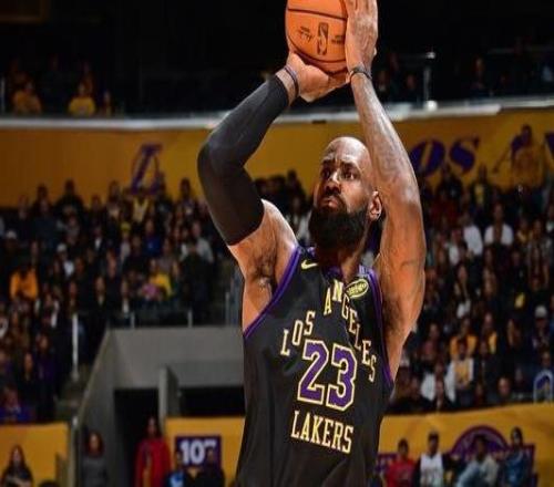 雷迪克：詹姆斯今晚表现非凡每当对手打出攻势时他都能强势回应