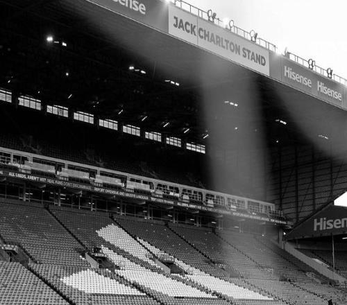 哀悼，利兹联主场踢曼联赛前一名球迷在球场突发意外离世