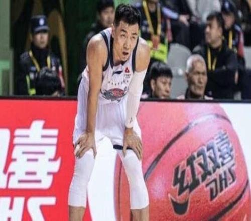 临危受命！30岁老将挺身而出，砍25分7板11助攻，率队逆转比赛！