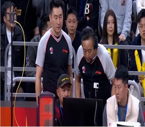 家政和约克踩线了权威专家：裁判是业余的，球迷：两人都不踩线