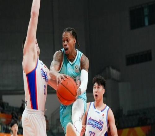 CBA最新消息！托马斯加盟北控男篮，青岛裁掉约瑟夫杨