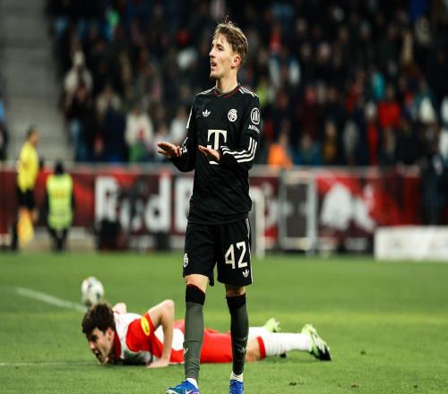 何意味伦纳特卡尔在友谊赛进球后做出双手下压的动作