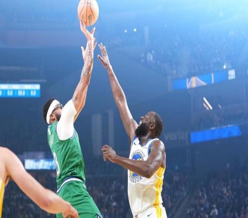 勇士队仍然对戴维斯的交易感兴趣，但目前尚不清楚交易会如何进行