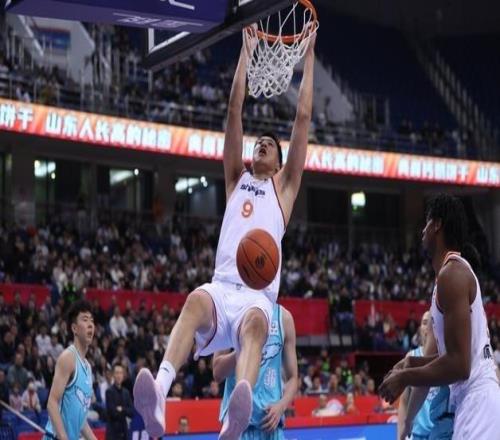 “我还是一颗年轻的螺丝钉”老将闫鹏飞甘当替补成就球队