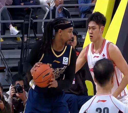 专家怒批CBA解说早晚要出事，把直播搬到菜市场，球迷：严惩宋庭