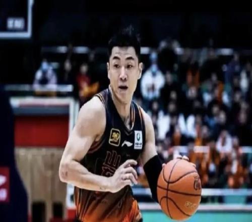 记者：高诗岩双腿膝盖积水严重，今晚面对北京休战一场